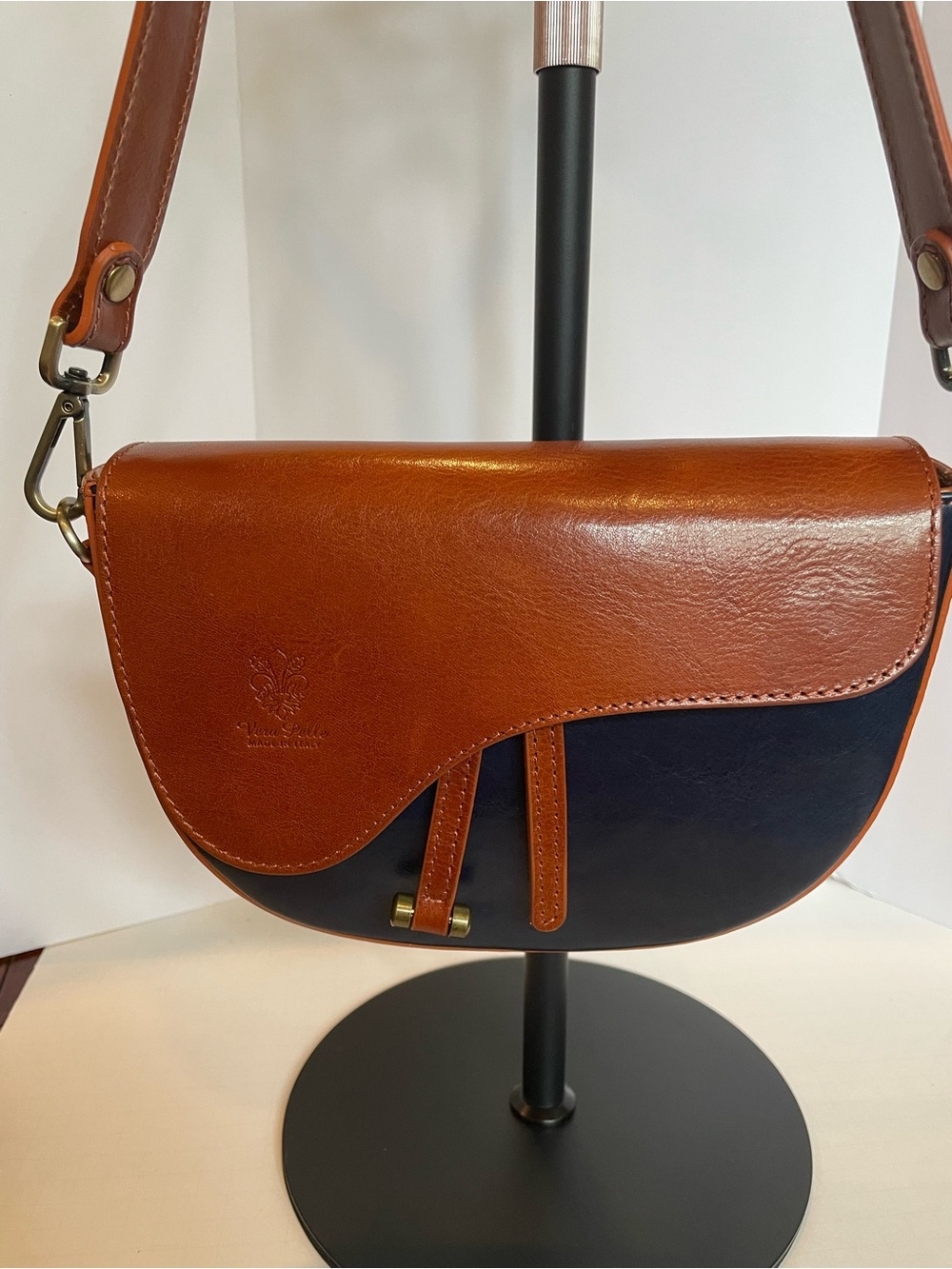 Vera pelle Italian leather saddle bag cognac navy shoulder/crossbody